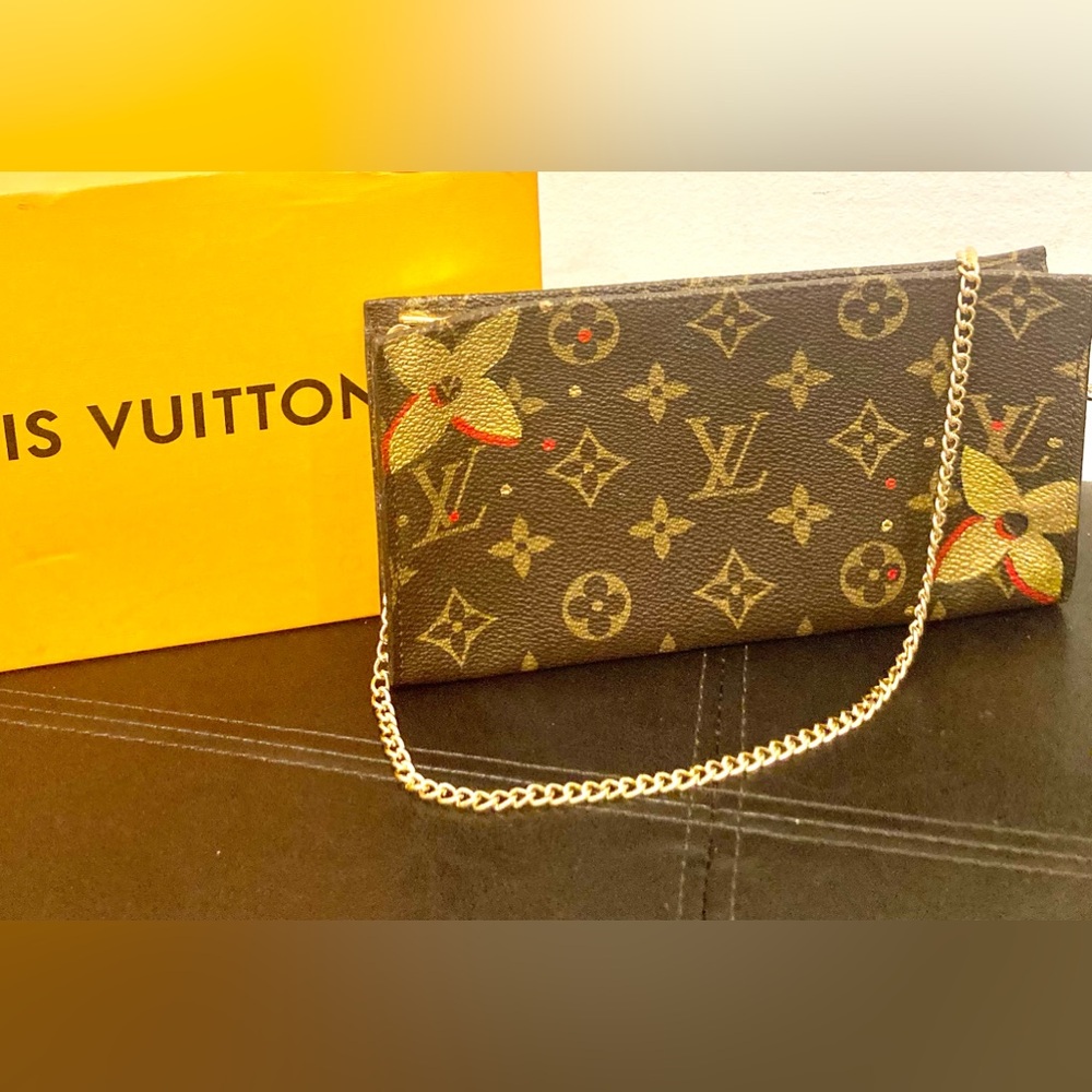 Authentic Louis Vuitton Bucket GM cosmetic pouch shoulder bag. Customized